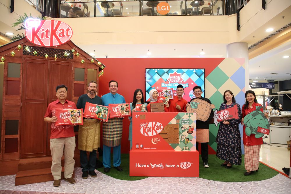 Pasukan Nestlé bersama Pasukan AEON, MK K-Clique dan Nabila Razali melancarkan KitKat Edisi Terhad Raya Pertama seiring dengan pelancaran kempen KitKat ‘Rezeki Dikongsi Bersama’.