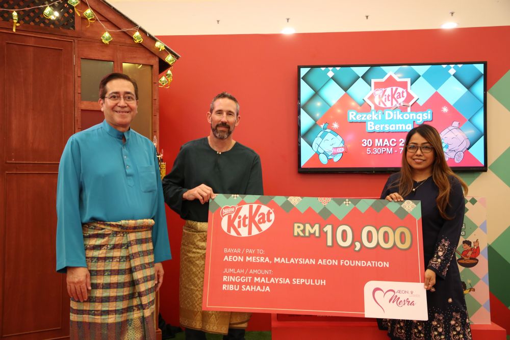 Frederic Porchet, Pegawai Eksekutif Perniagaan Nestlé Confectionery dan Dato' Adnan Pawanteh, Pengarah Eksekutif Hal Ehwal Korporat Nestle (Malaysia) Berhad menyampaikan sumbangan RM10,000 kepada AEON Mesra, inisiatif jangkauan komuniti oleh Yayasan AEON Malaysia.