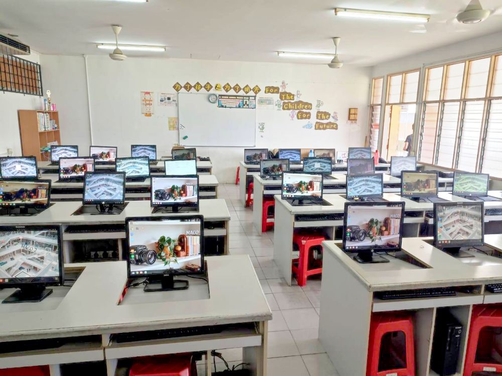 Pada tahun 2022, jabatan IT MR D.I.Y. telah memperbaharui 487 set komputer untuk Program Pemerkasaan Komputer MACO. Komputer itu kemudiannya diedarkan kepada lebih 10 sekolah di seluruh Semenanjung Malaysia untuk keperluan pembelajaran dalam talian.