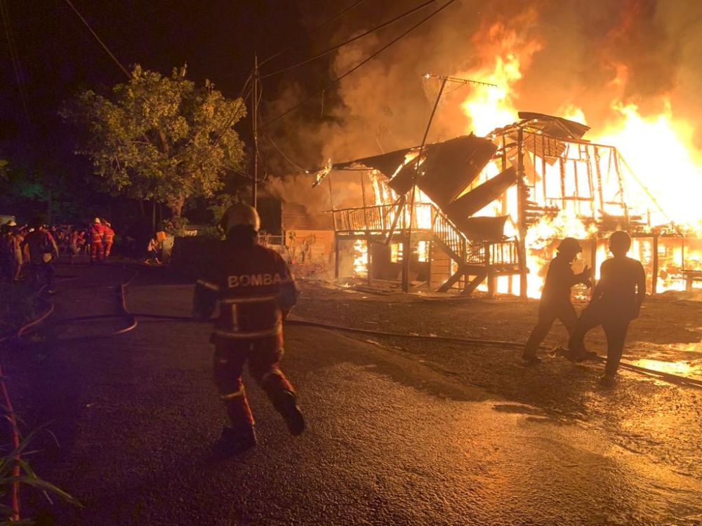  Api marak memusnahkan salah sebuah daripada tiga rumah di Kampung Tawau Lama.