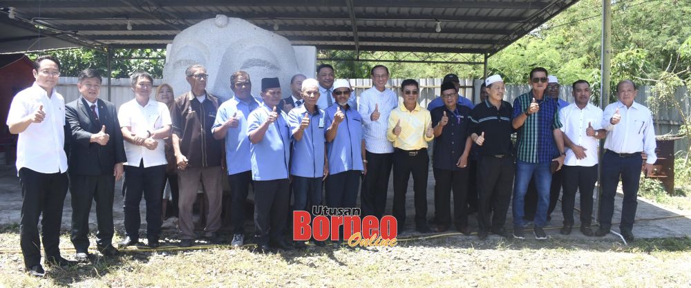  Joachim (enam kanan) bersama para pemimpin turun padang mengadakan lawatan ke tapak pembinaan Patung Mazu.