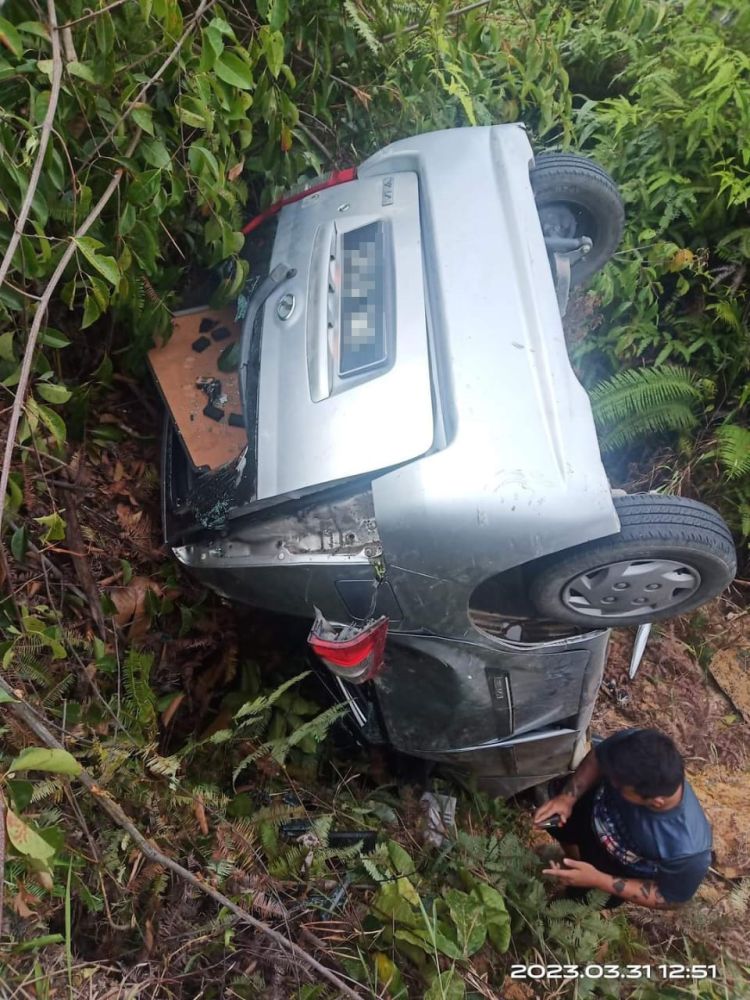 Keadaan kereta mangsa dalam kemalangan berdekatan simpang Batu 14 Jalan Miri-Marudi pada tengah hari Jumaat.