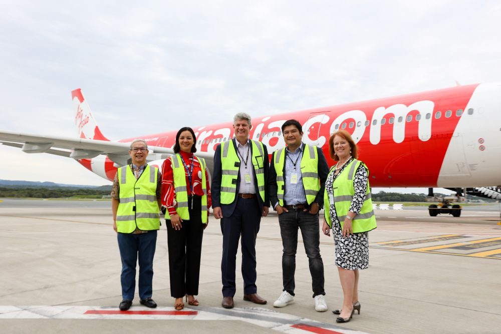 (Dari kiri) Fam, Amelia, Stirling, Benjamin dan Karen merakamkan kenangan di Lapangan Terbang Gold Coast untuk meraikan penyambungan semula penerbangan AirAsia X dari Kuala Lumpur ke Gold Coast, hari ini.