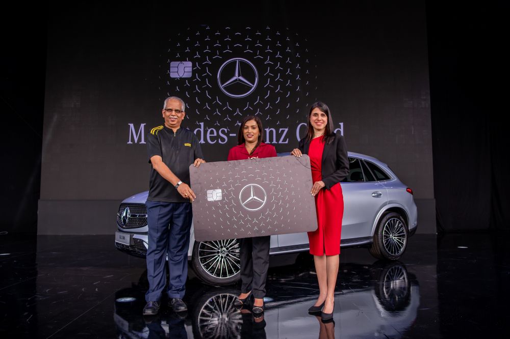 (Dari kiri) Ravintharan, Sagree dan Anamika melancarkan Kad Mercedes-Benz pertama di DesaPark City.