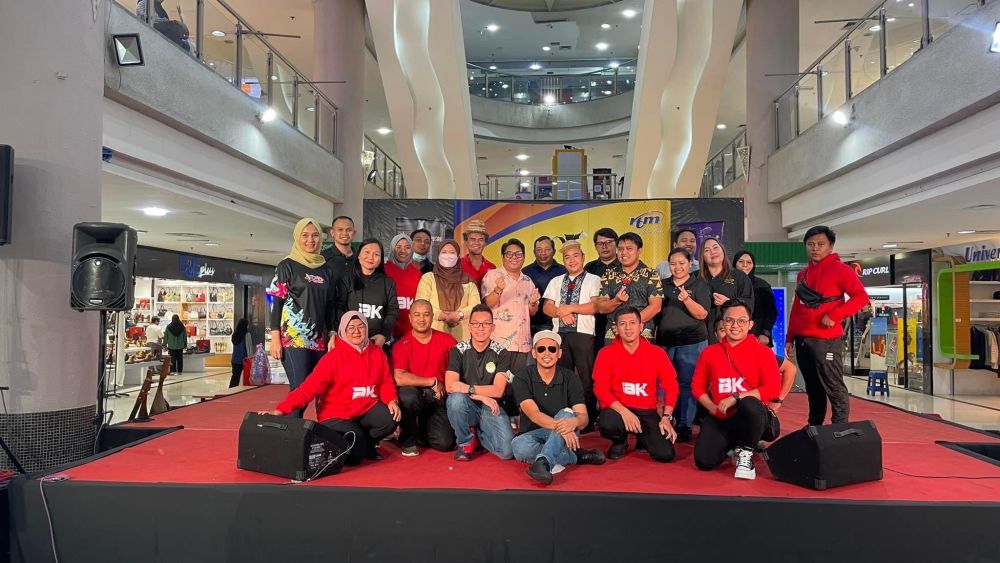 Bob bergambar bersama kakitangan RTM Sarawak yang berkampung di Miri selama dua hari bagi Pencarian Bakat Bintang Kecil 2023 dan Sape Junior 2023.