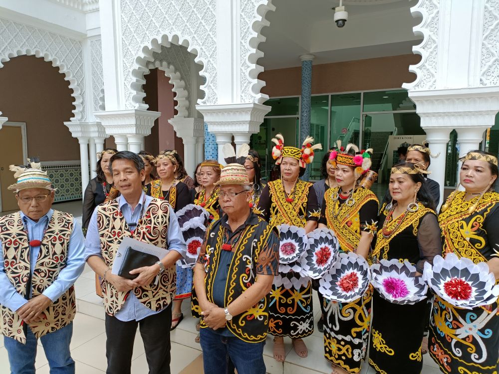 Dennis (dua kiri) ditemui pemberita menerangkan tentang festival berkenaan petang tadi. 