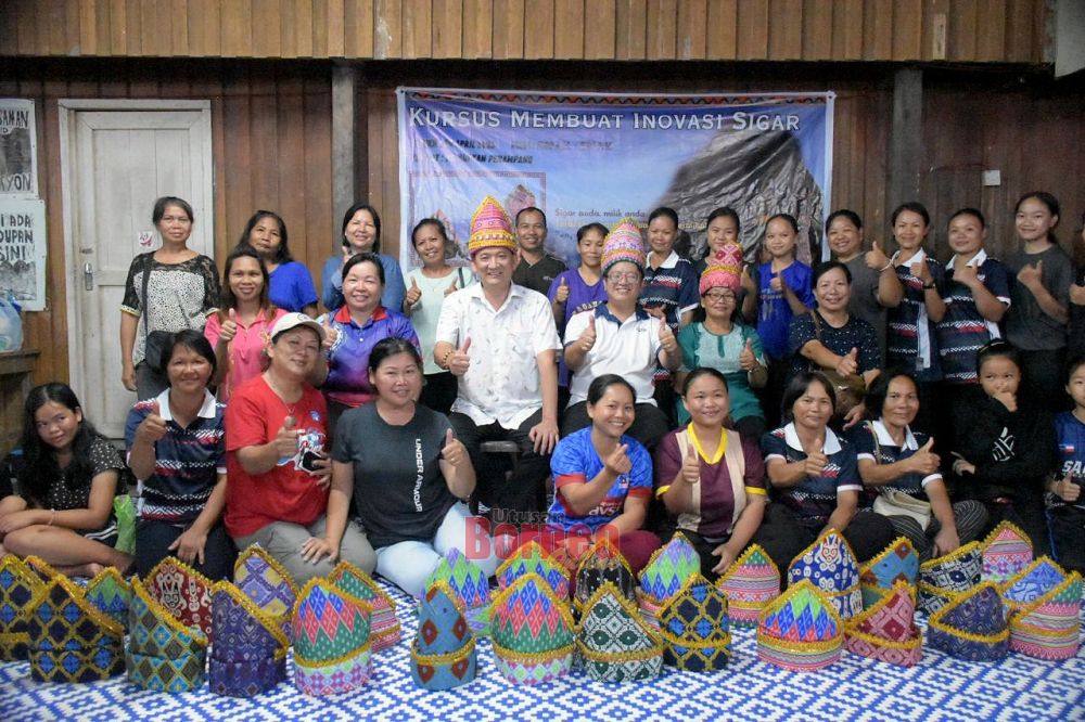  Ewon merakamkan gambar kenangan bersama sebahagian peserta yang mengikuti kursus yang diadakan di Kg Buayan.