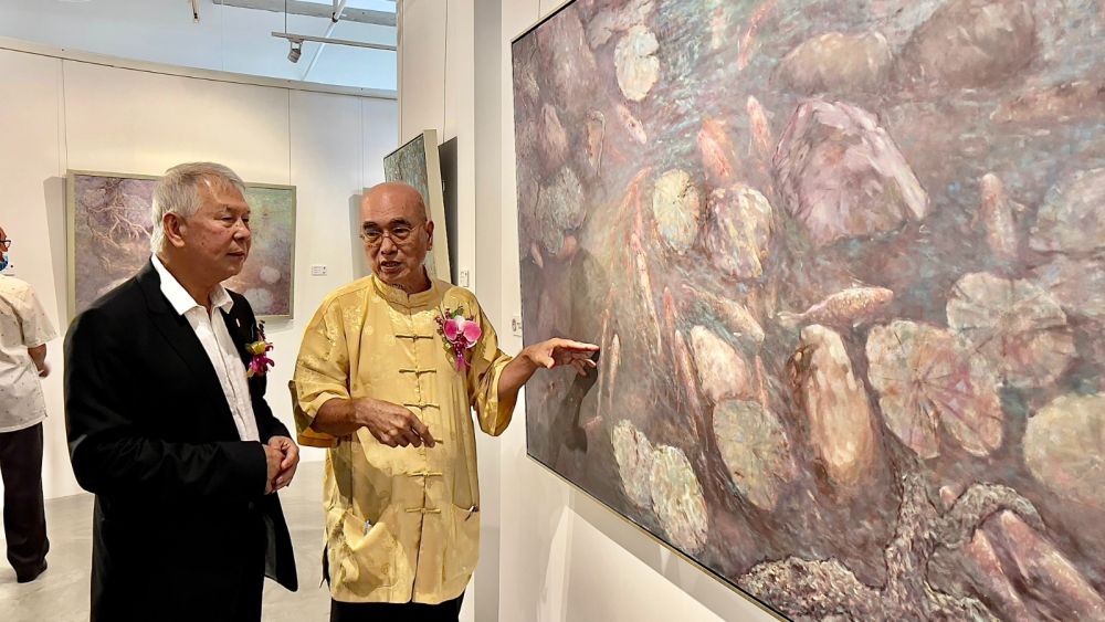 Bong (kanan) membawa Ting (kiri) melihat lukisan cat minyak siri harmoni yang bernilai RM27,680.