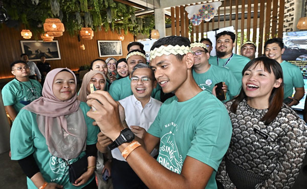  Fahmi (tengah), Teo (kanan) sempat beramah mesra dan merakam kenangan bersama pengamal media yang menyertai Kembara Media 2023. Kredit foto Jabatan Penerangan Malaysia
