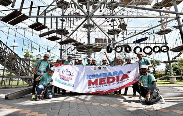  Peserta Kembara Media bersedia untuk berdepan cabaran di 'Goosebumps Rope Course' di Gamuda Cove. Kredit foto Jabatan Penerangan Malaysia