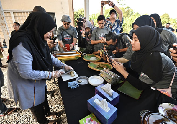  Pengusaha lemang sushi Zuriati Sulaiman (kiri) menunjukkan salah satu produk lemang sushi kepada peserta Kembara Media. Kredit foto Jabatan Penerangan Malaysia