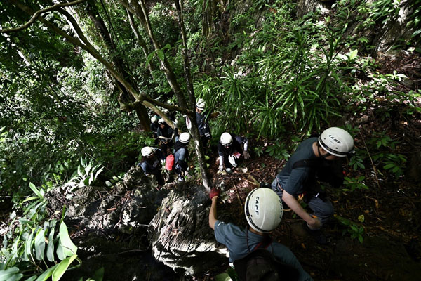  Ketahanan fizikal peserta diuji semasa mendaki bukit dan merentas hutan di Gua Damai. Kredit foto Jabatan Penerangan Malaysia