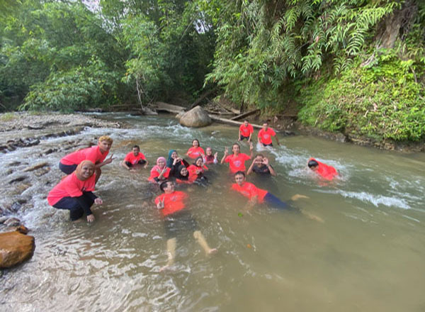  Sesi santai sambil menikmati suasana tenang air sungai di Taman Negeri Kenaboi. Kredit foto Jabatan Penerangan Malaysia
