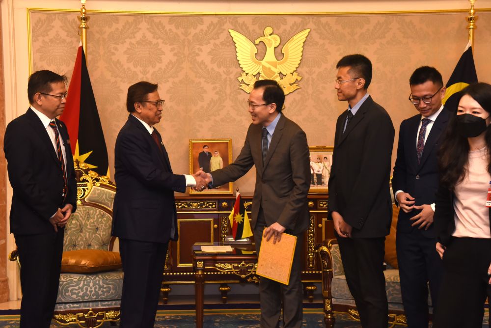 Abang Johari bersalaman dengan Dr Beh setibanya beliau serta rombongan di pejabar Premier Sarawak di Kompleks DUN hari ini. - Gambar Penerangan