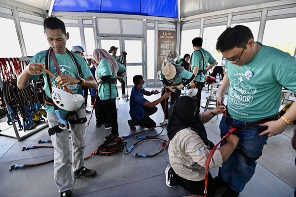  Peralatan keselamatan perlu digunakan peserta yang menyertai aktiviti di Goosebumps Rope Course Gamuda Cove. Kredit Foto Jabatan Penerangan Malaysia