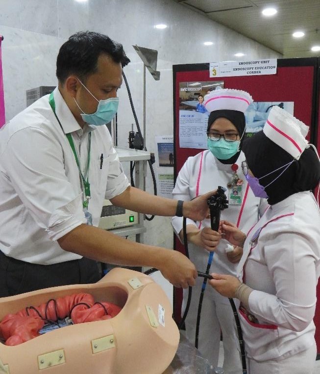 Demonstrasi oleh pakar bedah am, Dr Abang Affendi yang turut dibantu oleh jururawat endoskopi.