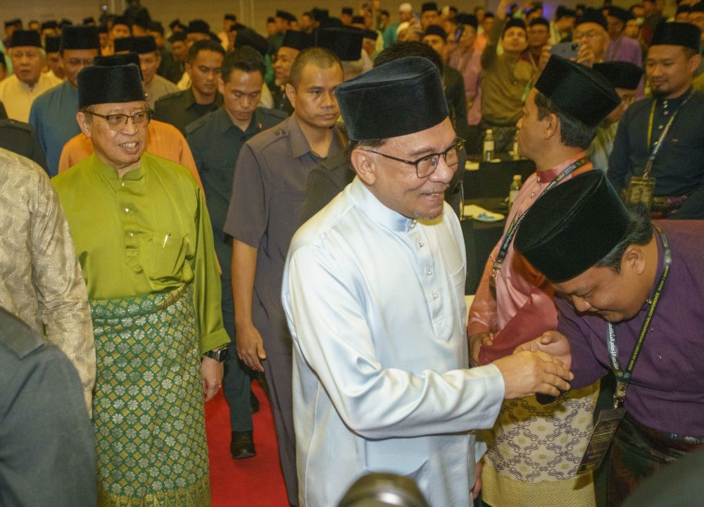 Anwar (depan) diiringi Abang Johari tiba di BCCK bagi merasmikan Seminar Antarabangsa Imam As-Syafi'i, hari ini. - Gambar Muhammad Rais Sanusi