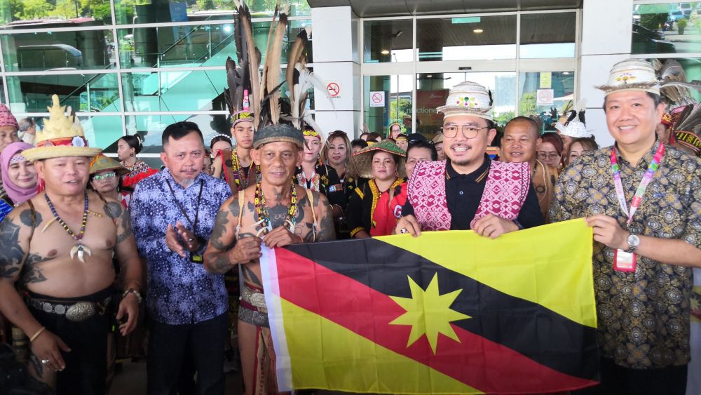 Roy (depan, dua kanan) menyerahkan bendera negeri kepada Peter sebelum kumpulan tersebut berlepas ke Kuala Lumpur.
