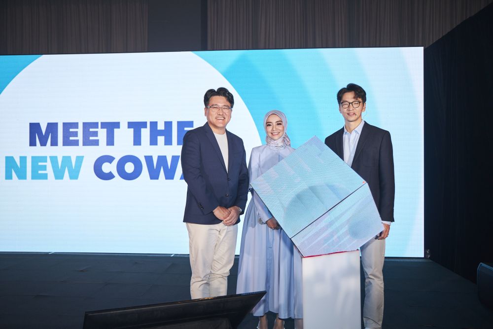 (Dari kiri) Choi, Mira dan Ryan Jung, Ketua Bahagian Pemasaran dan Pendidikan Coway Malaysia mendedahkan Coway baharu kepada orang ramai pada Acara Media Pembaharuan Jenama Coway.