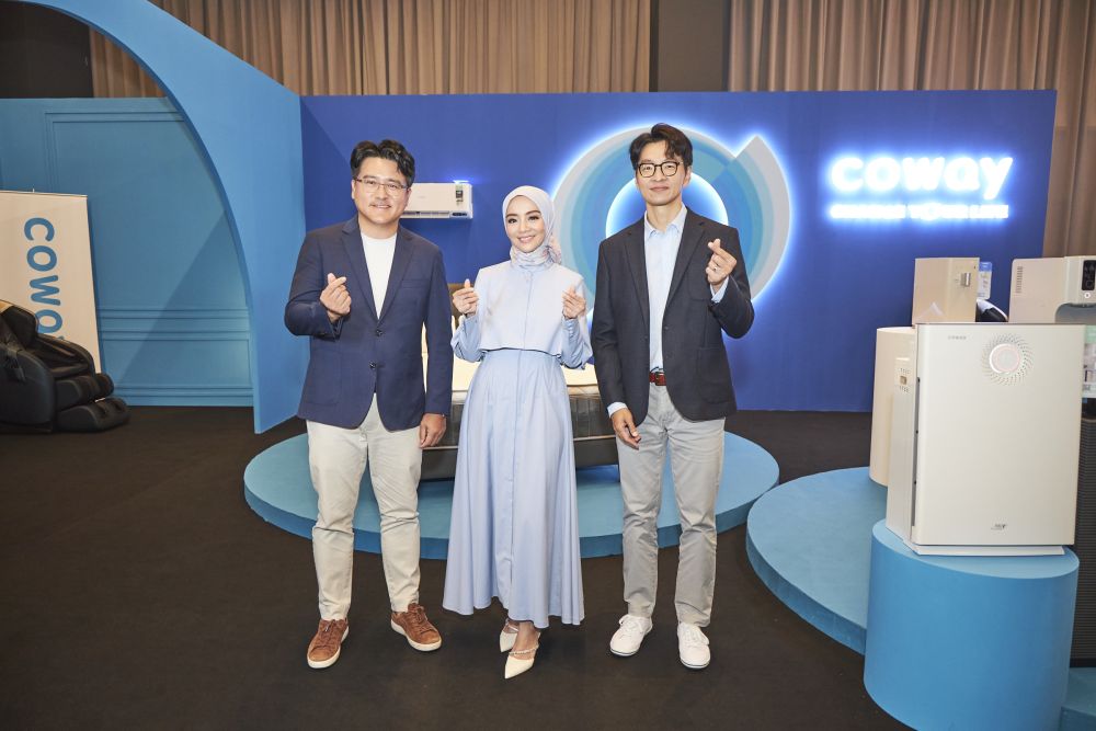 Choi, Filzah dan Jung bergambar bersama produk Coway pada acara tersebut.