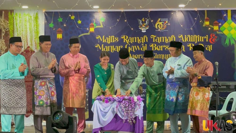 Abang Johari bersama Rodiyah dan Awla melakukan simbolik perasmian Ramah Tamah Aidilfitri dan Mantar Gawai Bersama Rakyat di Daerah Simunjan 2023 di Dewan Mesra Simunjan di Simunjan hari ini. - Gambar UKAS