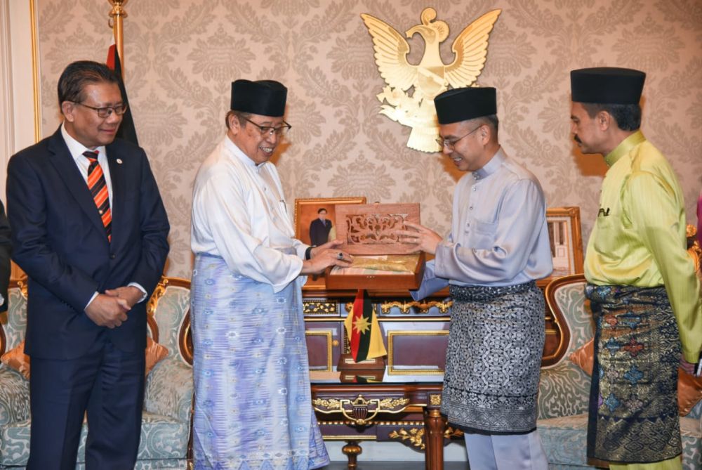 Abang Johari menerima kunjungan hormat daripada Menteri Komunikasi dan Digital, Ahmad Fahmi di pejabatnya, Dewan Undangan Negeri (DUN) pada Jumaat. Turut kelihatan Julaihi (kiri). - Gambar Penerangan.