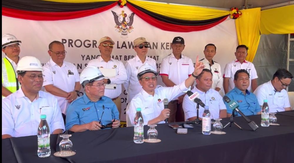 Abang Johari lebuh ti bejaku ba aum media pengudah Pengerami Nasih Tanah Projek Jalai Gedong ke Kampung Semalatong, Simunjan di Gedong.