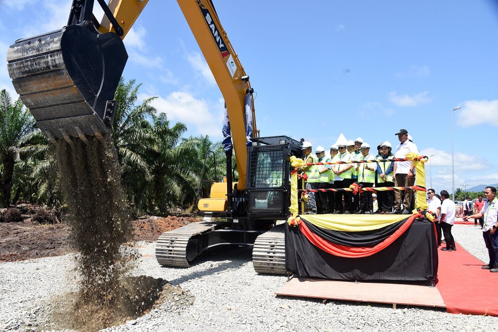 Abang Johari enggau bala bukai ngaga simbolik nasih tanah projek ngangkatmanah jalai ladang ari Kampung Gedong ke Kampung Semalatong, Simunjan. - Gambar Penerangan