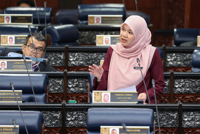 Fadhlina menjawab soalan ketika Persidangan Dewan Rakyat di Bangunan Parlimen hari ini. - Gambar Bernama 
