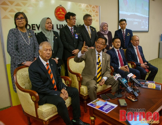 Abdul Karim (duduk, dua kiri) pada sidang media di Bilik Media Kompleks DUN hari ini. Turut kelihatan (dari kanan) Rentap, Ripin dan Ting. - Gambar Muhammad Rais Sanusi