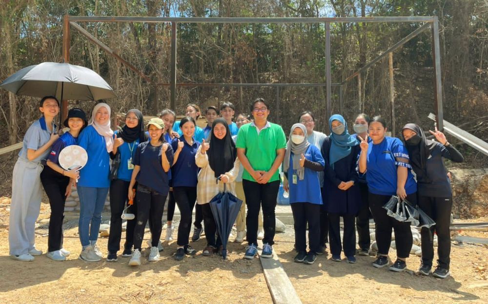  Pelajar dan pensyarah UCSF yang terlibat dalam program khidmat masyarakat di Surau Nuli Pammin Gayang.