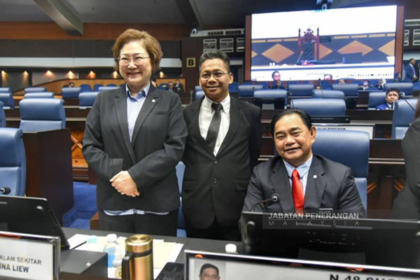  Peto (tengah) bersama Menteri Pelancongan, Kebudayaan dan Alam Sekitar Datuk Christina Liew (kiri) dan Menteri Pembangunan Masyarakat dan Kesejahteraan Rakyat Datuk James Ratib (kanan) pada sidang DUN.