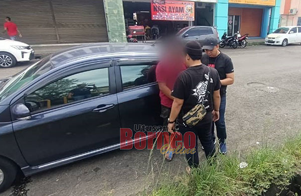  Salah seorang suspek yang disyaki menjalankan aktiviti mengedar dadah ditahan dalam serbuan tersebut.