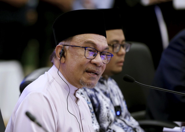 Anwar berucap pada Majlis Muzakarah dan Umara sempena Festival Turath Islami Selangor 2023, hari ini. - Gambar Bernama 