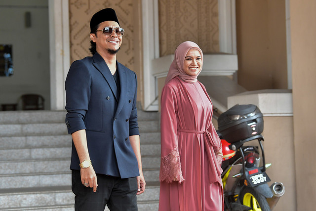 Syamsul bersama Puteri Sarah meninggalkan mahkamah selepas prosiding penceraian kes mereka di Mahkamah Syariah Kuala Lumpur hari ini. - Gambar Bernama