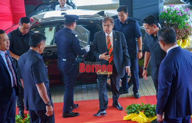 Premier Sarawak Datuk Patinggi Tan Sri Abang Johari Tun Openg disempulang pemesai perintah lebuh datai ba Kompleks DUN kemari. – gambar Muhammad Rais Sanusi