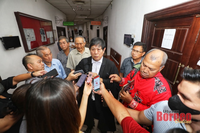 Voon bercakap kepada pemberita di luar Mahkamah Tinggi Kuching hari ini, selesai prosiding. – Gambar Chimon Upon