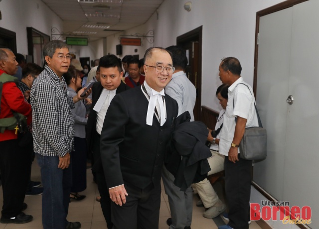 JC Fong semasa berada di lobi Mahkamah Kuching, hari ini. - Gambar Chimon Upon