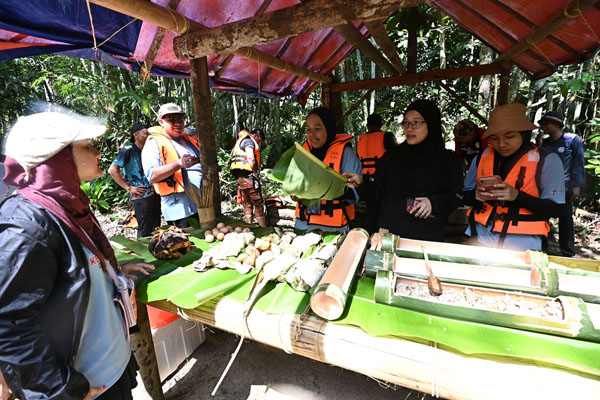  Hidangan masakan dari buluh disediakan kepada para peserta sebaik selesai meneroka ke Jeram Berungut. Foto oleh Jabatan Penerangan Malaysia
