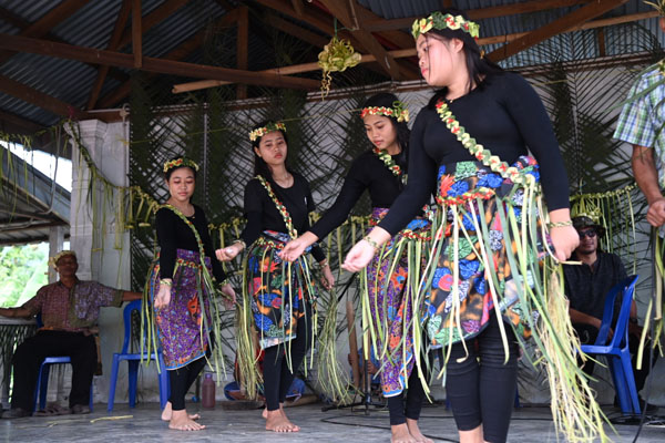  Persembahan tarian kebudayaan sebagai acara sambut tamu Orang Asli di Kampung Tohor Jelebu Negeri Sembilan. Foto oleh Jabatan Penerangan Malaysia