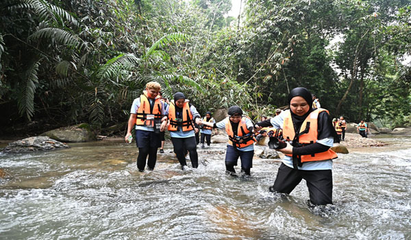  Kerjasama dan saling membantu para peserta memudahkan perjalanan setiap aktiviti lasak serta mencabar. Foto oleh Jabatan Penerangan Malaysia