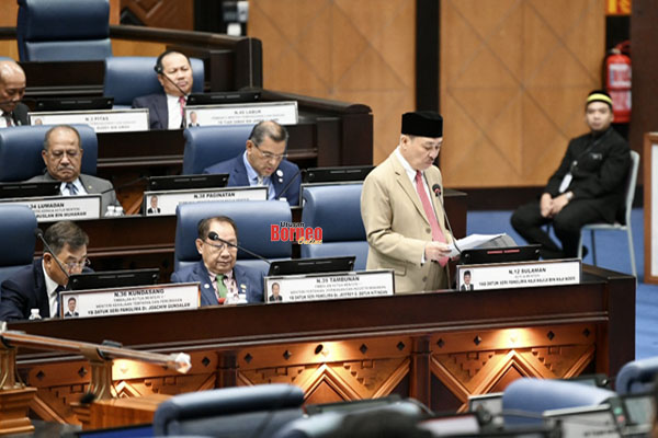  Hajiji (kanan) membentangkan Rang Undang-Undang Perlembagaan Negeri Sabah (Pindaan) 2023 pada Persidangan DUN Sabah.