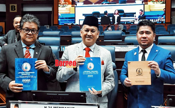  Mohd Arifin (tengah) bersama Menteri Belia dan Sukan Datuk Ellron Angin (kiri) dan  Pembantu Menteri  Belia dan Sukan Datuk Fairuz Renddan (kanan) menunjukkan Buku Laporan Tahunan Hala Tuju Sabah Maju Jaya (SMJ).