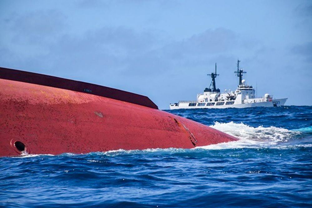  Gambar serahan Tentera Laut Sri Lanka kelmarin menunjukkan bot nelayan China, Lu Peng Yuan Yu 028, yang karam di Lautan Hindi. — Gambar AFP