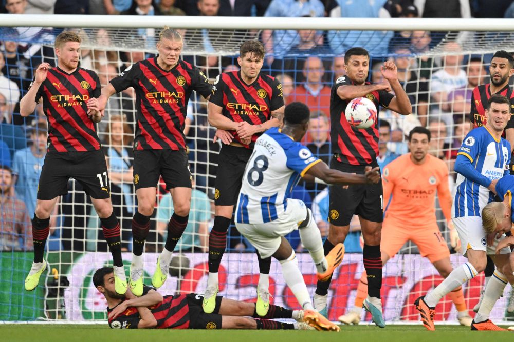 Sebahagian daripada babak-babak aksi perlawanan Liga Perdana Inggeris di antara Brighton dan Manchester City di Stadium American Express Community. — Gambar AFP      