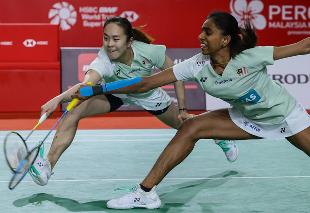 Pearly dan Thinaah semasa perlawanan menentang pemain Jepun Yuki Fukushima dan Sayaka Hirota pada pusingan suku akhir kejohanan Perodua Malaysia Masters 2023 di Axiata Arena Bukit Jalil hari ini. - Gambar Bernama