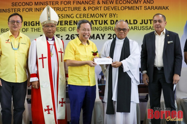 Dr Sim (tengah) menyampaikan cek dana projek kepada Archdeacon Jose, sambil disaksikan oleh (dari kiri) Lo, Danald dan Jack Aman. - Gambar Chimon Upon