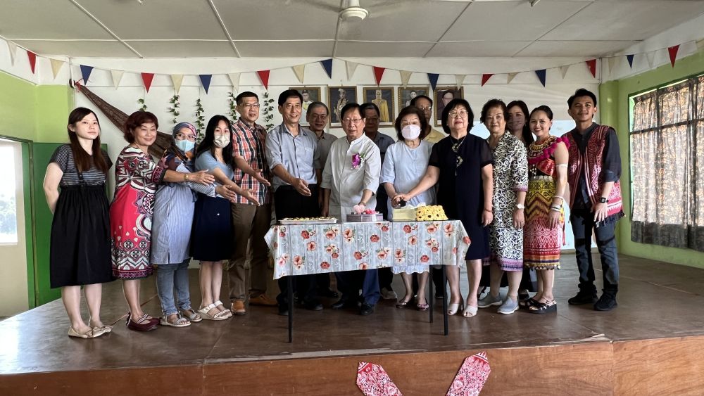 Lau (tujuh kiri), Janet (lima kanan), Teresa (empat kanan) bersama ahli lembaga pengarah dan guru memotong kek sambutan Hari Ibu, Hari Guru dan Pra Gawai Tadika Yakin Diri 2023 hari ini.