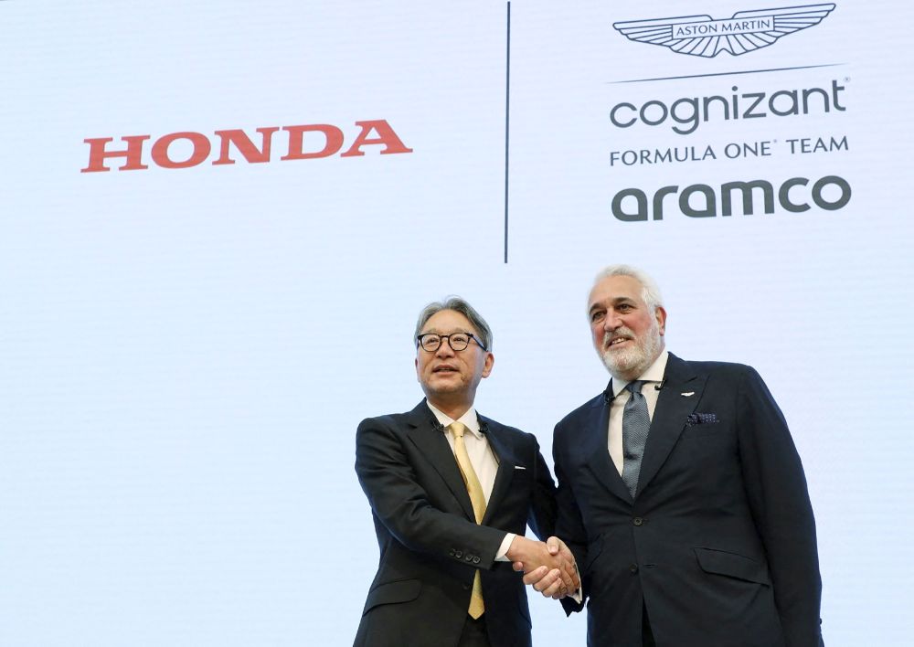 Mibe (kiri) berjabat tangan dengan Ketua Pengerusi Aston Martin, Lawrence Stroll semasa sidang media di Tokyo. — Gambar AFP