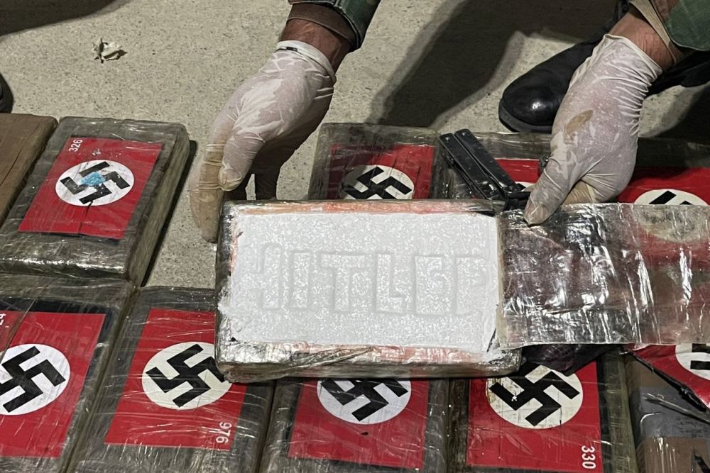  Gambar serahan Polis Negara Peru menunjukkan bungkusan kokain dengan lambang swastika Nazi dan nama Hitler yang dirampas dari sebuah kapal kontena di pelabuhan Paita, Peru kelmarin. — Gambar AFP